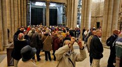 La afluencia de visitantes a la catedral dificulta y encarece las medidas de seguridad.