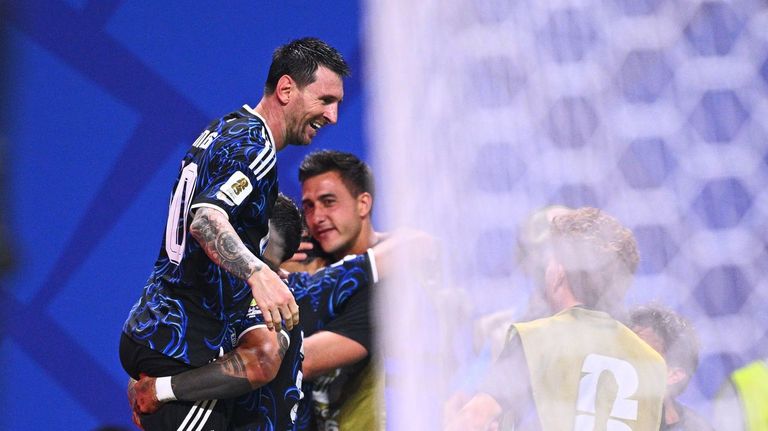 Messi también firma en el lienzo de Maradona