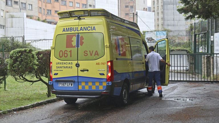 El 061 asiste a un peregrino en bibicleta tras sufrir una caída en Barro