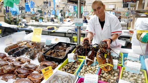 Menuda tentación los bogavantes y la variada gama de mariscos que vendía esta pescadería este miércoles en la plaza de Pontevedra