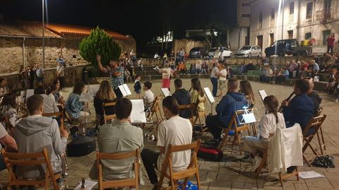 La Banda de Música de Sober tocando para los vecinos de la localidad en la Praza do Toural con motivo del XXII Baile á Luz da Lúa