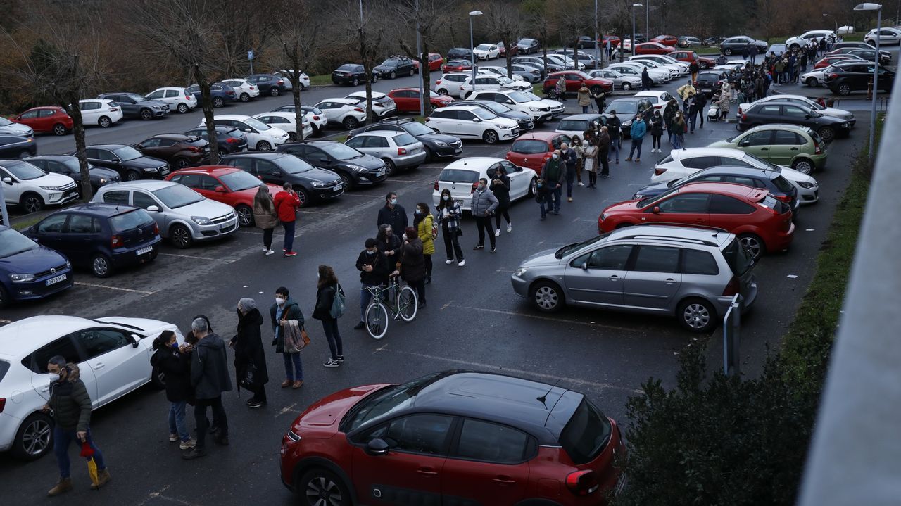 Cola en el hospital Cl�nico para realizar PCR sin cita previas