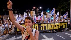 Manifestantes israelíes protestan contra la reforma judicial de Netanyahu en Tel Aviv.