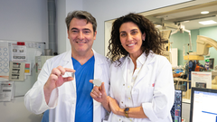 Los expertos Stefano Congiu, con el marcapasos implantado, y Georgia Sarquella, con un dispositivo convencional.