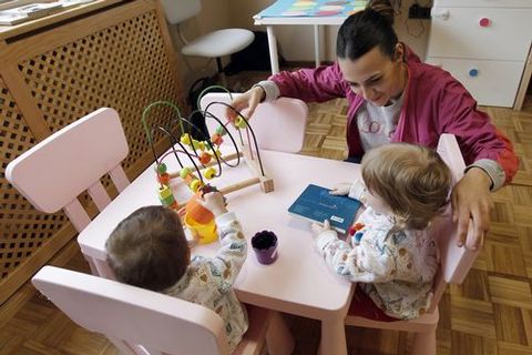 Vanesa Balsa atiende a cinco niños de cero a tres años en su casa nido de Ourol