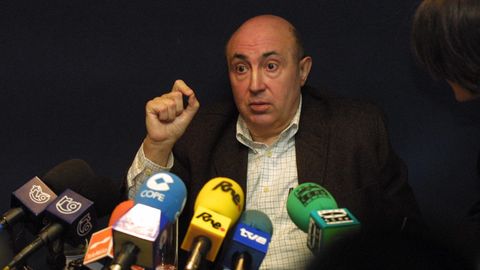 Luis Roldán durante una rueda de prensa en Ourense, en 2002