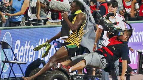 Usain Bolt es golpeado por un cmara en el Mundial de Atletismo en China. 27 de agosto. 