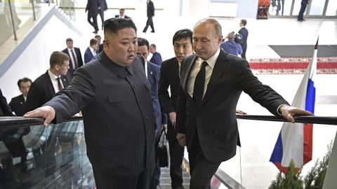 Imagen de archivo de Kim Jong-un junto a Vladimir Putin.