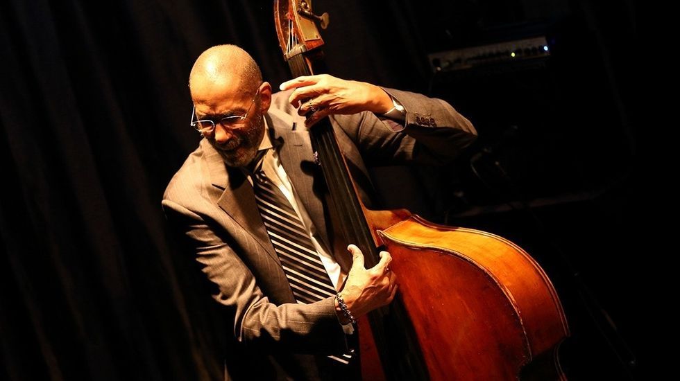 El temporal en Galicia.Ron Carter ofrecer un concierto a las 20.30 horas en el Crculo das Artes