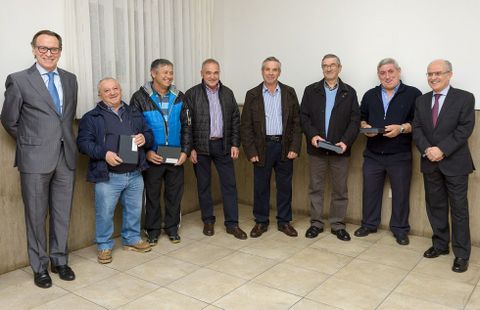 Javier Vzquez y Carlos Oliete (en los extremos), con algunos de los homenajeados. 
