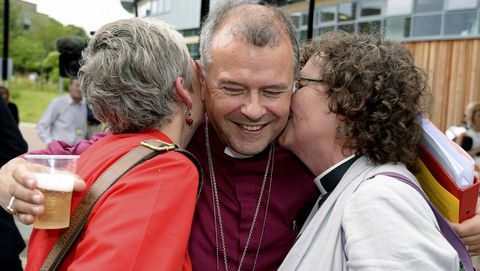Miembros de la iglesia anglicana, celebrando que puedan ordenarse mujeres obispas.
