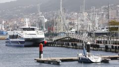 Barco de la naviera Mar de Ons amarrado en el puerto de Vigo