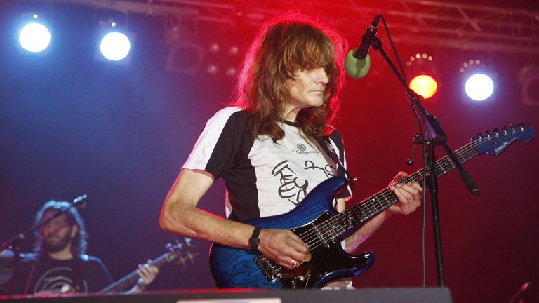 Un año antes de su fallecimiento,el músico actuó en las fiestas de Cee. Lucía el pelo largo y estaba visiblemente más delgado.