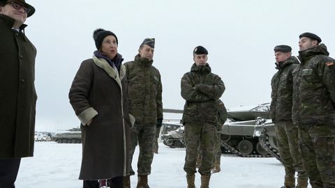 Margarita Robles junto a unos militares en Letonia.