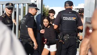 Una alumna sale corriendo del instituto de Jerez después de que se produjese la agresión. 