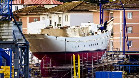 El astillero vigus repara el casco de la goleta, con bandera de Malta, en las instalaciones de Beiramar.