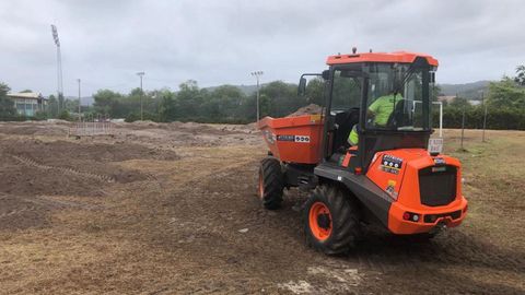 Maquinaria trabajando en la adecuaci�n del anexo.