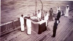 A bordo del buque ferrolano Canarias, despedida de un marino alemn con la bandera nazi