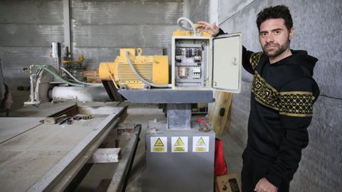 Francisco Soto instaló su taller de mármol en una nave municipal