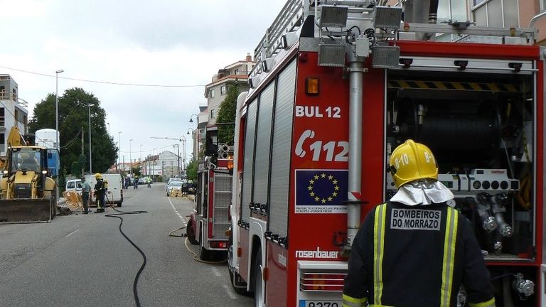 Hospitalizada la dueña de un piso de Cangas por quemaduras al intentar apagar un incendio en su habitación