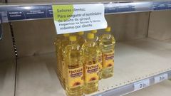 Cartel en un supermercado donde se ruega limitar la compra de aceite de girasol