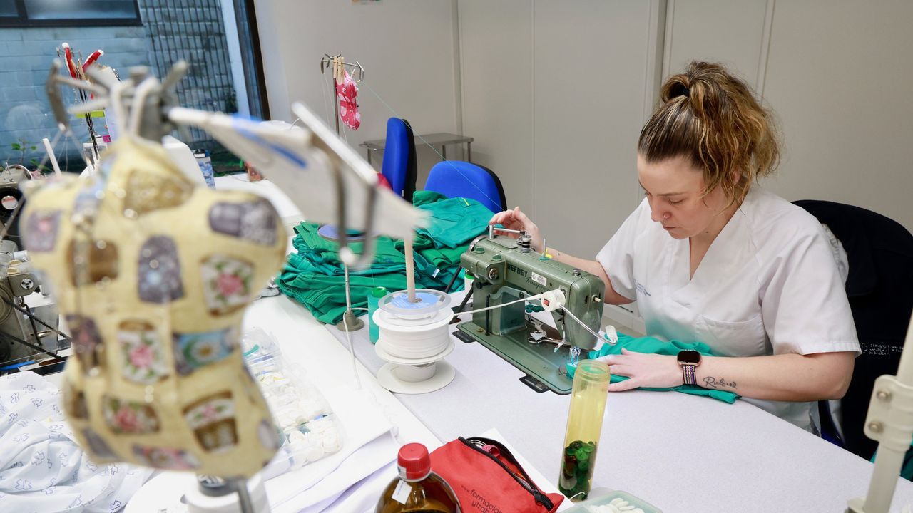 Departamento de costureras del Complejo Universitario de Ferrol.La conselleira y Bel�n do Campo, durante su visita a Cai�n con la corporaci�n