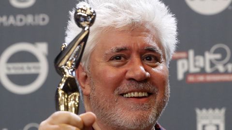 El director español Pedro Almodóvar tras recibir el premio Platino a la Mejor dirección por la película «Julieta»