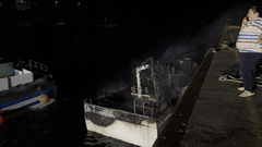 Incendio de varios barcos en el puerto de Brens, en Cee