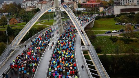 Vista del Ponte do Milenio de Ourense en la salida de la carrera popular del San Martiño en el 2019.
