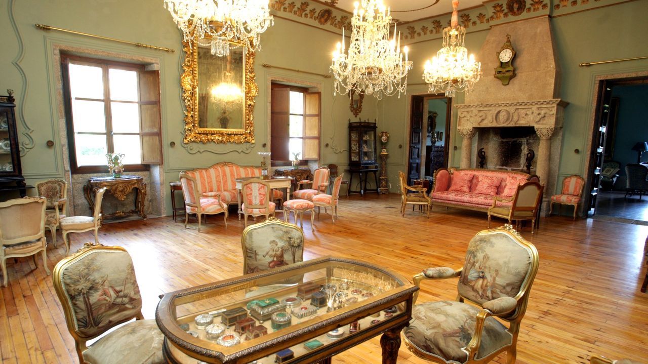 Varios proyectos urbanísticos coinciden en el Alto de Perillo.Mobiliario existente en uno de los salones del pazo de Meirás