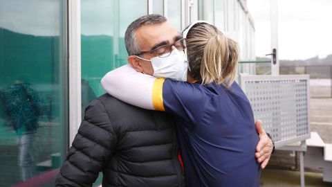 El entrenador de Teresa Portela la abraza después de conseguir el pase a sus sextos Juegos