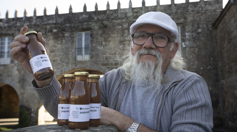 Entrevista a Mar�a Quiroga.Germ�n Beiroa, en Negreira, con la bebida de alto valor nutricional que cre� junto a un amigo, el padre de Xan, para que consuma en el colegio este Cacaolat sin leche hecho a base de cacao y hortalizas. �Tiene mucha vitamina, que es lo que nosotros quer�amos�, dice el productor santiagu�s, quien lo distribuye a trav�s del bar barcal�s Bos Xantares y del centro comercial de Monte Balado (en Os �nxeles, Bri�n).