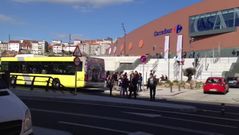 Los peatones cruzan sin control delante del t�nel de As Cancelas
