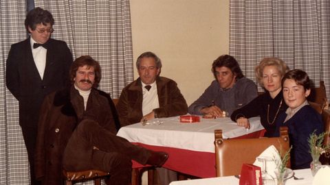De izquierda a derecha, Patulas, que regenta actualmente la cafetera Don Pepe en Sarria; el artista Bigote Arrocet y el fundador de Litmar, Omar Vilela; otro amigo de la familia; la fundadora, Lolita Pramo y su hijo, Francisco Vilela