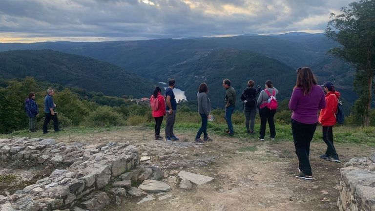 Visitantes en el castro de Arxeriz, en O Saviñao, en una actividad encuadrada en el programa turístico de otoño organizado el año pasado por el consorcio de la Ribeira Sacra