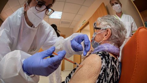 Vacunación contra el covid en una residencia de Alcalá de Henares