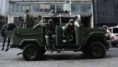 Soldados desciencen de un vehculo militar, ayer en Caracas