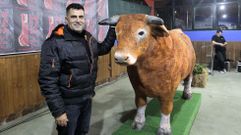 Linares con una de sus últimas piezas, una vaca a tamaño natural para el Ayuntamiento de Bóveda