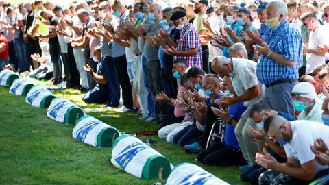Un grupo de gente reza en el funeral de este sbado en Potocari, cerca de Srebrenica, en Bosnia Herzegovina