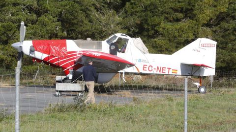 Trabajadores de Plysa, una filial de Air Nostrum, supervisan en la base contraincendios de Doade un avión idéntico al desaparecido en Zamora