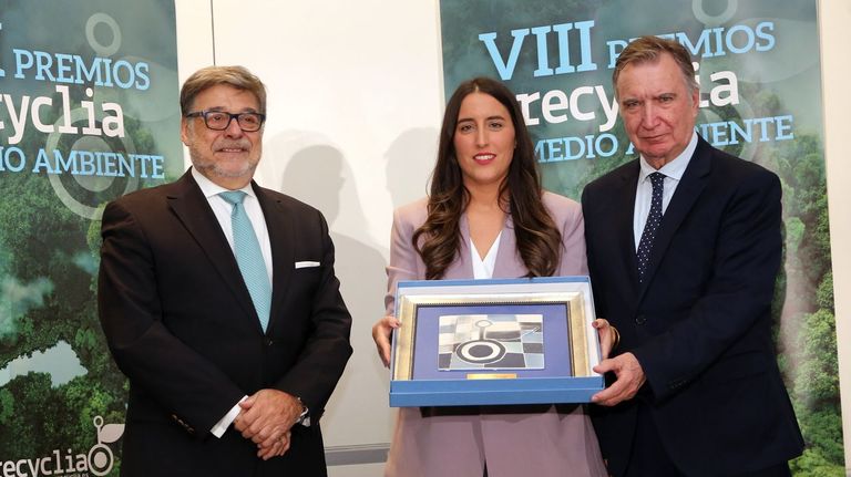 La periodista de La Voz María Meizoso, recogiendo el premio