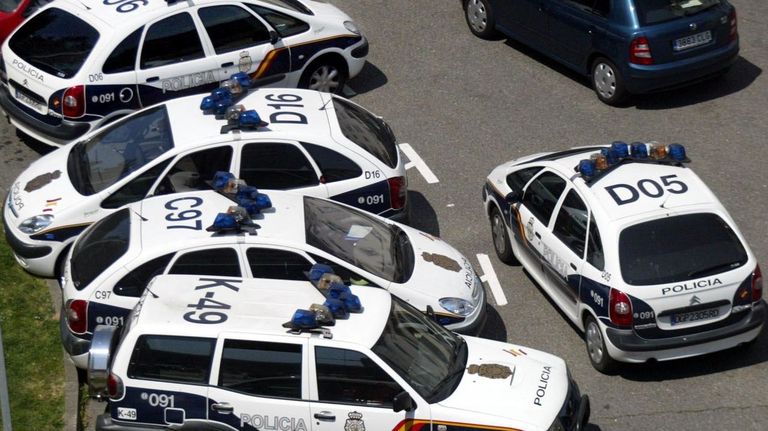 La policía pilla al autor de un robo escondido tras una puerta de la casa que desvalijaba en Vigo