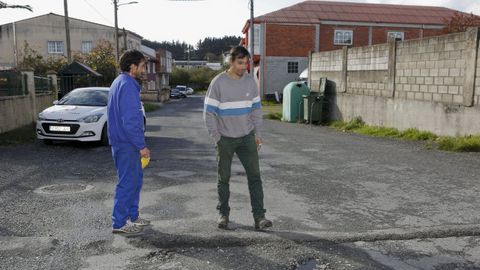 Francisco Loureda Manteiga, a la izquierda, en el barrio carballés de O Sisto en noviembre del 2016.