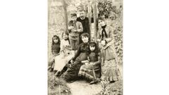 ltima foto que se tomou de Rosala de Castro, na que aparece en 1884 coa familia no xardn da Casa da Matanza.
