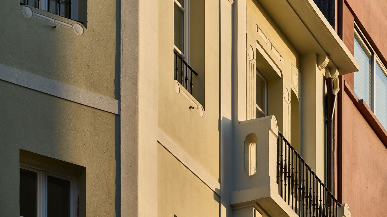 H�rreos de Galicia.El estudio de Tatono G�mez recuper� este antiguo edificio de la calle de A Paz de A Pobra