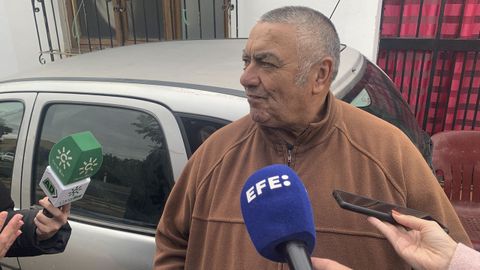 Juan Blanco, hermano del fallecido y tío-abuelo del niño que se encuentra en estado grave, atiende a los medios en Manzanilla (Huelva).