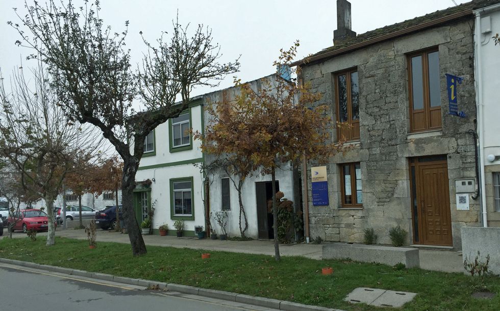 La oficina de Turismo, derecha, est� en Vigo de Sarria. 