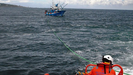 Una embarcación de Salvamento Marítimo remolcando a un pesquero que quedó a la deriva en la costa gallega (foto de archivo)