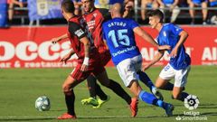 Ortu�o Riki Mirandes Real Oviedo Anduva.Ortu�o y Riki pugnan por un bal�n