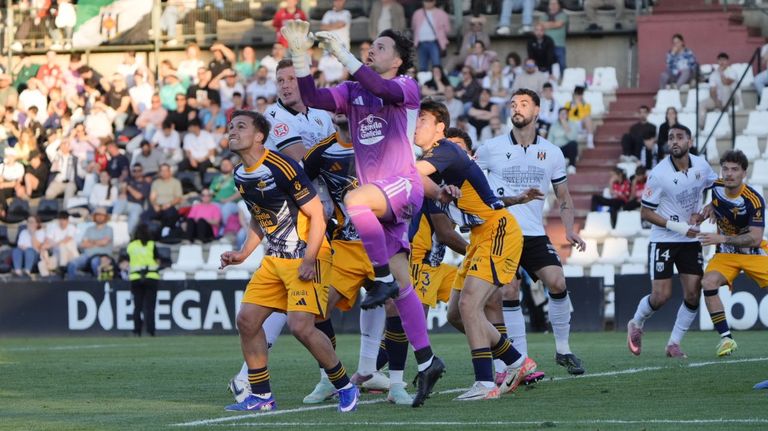El Racing de Ferrol se desploma en Mérida (2-1)